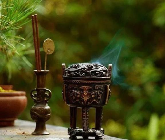 公元757年，唐玄宗喝的酩酊大醉，忽然扯住身边侍女，念叨：贵妃，我好想你啊！把侍