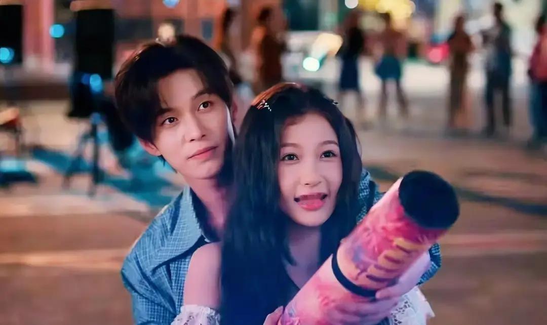 别再骂观众了。他们弃剧《双轨》不是挑食，是吃腻了。豆瓣评分从6.8跌到6.