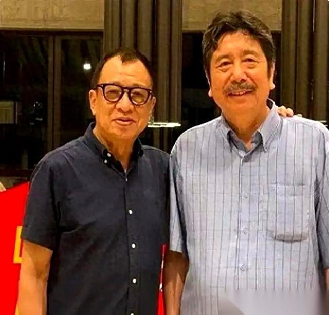 刷到消息，人一下就懵了。欢喜哥走了。凌晨走的，癌症。听说昨晚黄宗泽、三哥他们