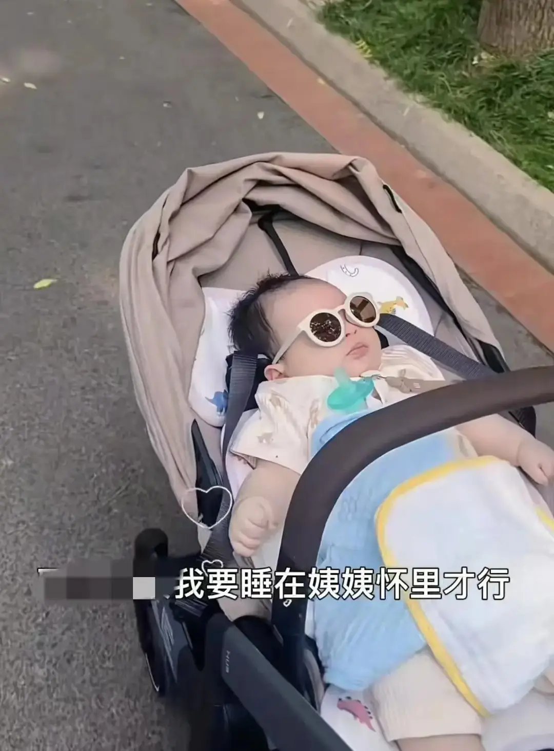 筱梅回北京，推小宝宝公园遛弯，箖箖的生日，她和婆婆的做法一样