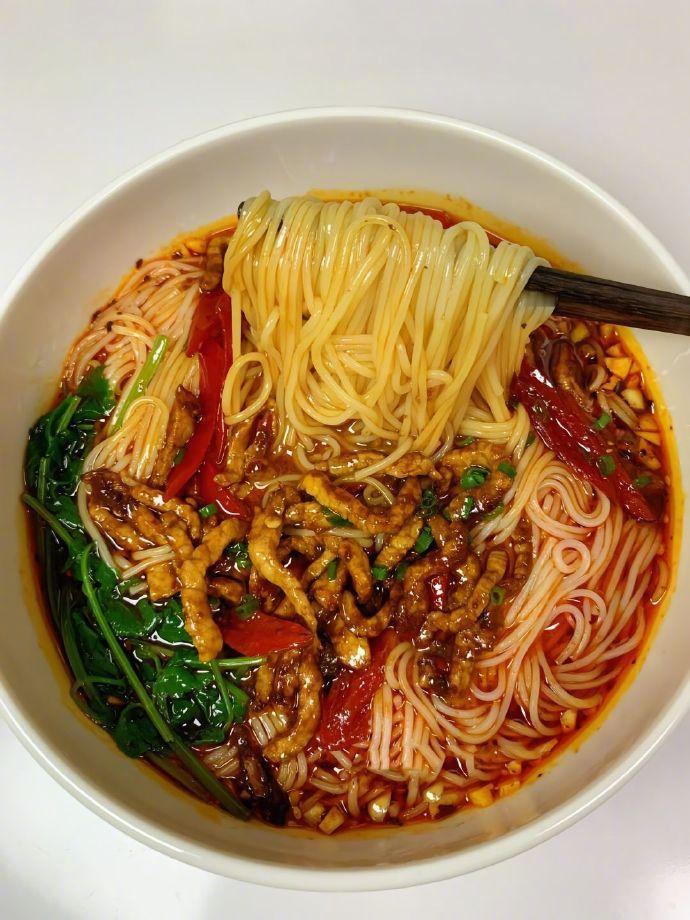 爱吃面条的一定要试试。巨巨好吃的泡椒肉丝面。我的宝藏食谱