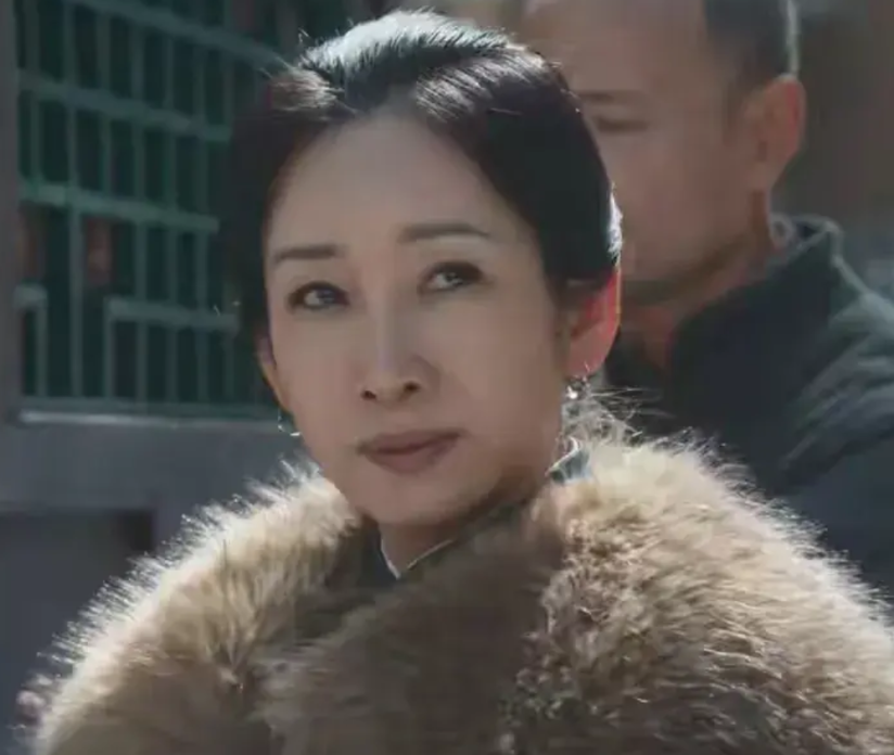 《生万物》原著中，费左氏二十二岁时丈夫去世，她想给64岁的公公续弦，就去问父亲，