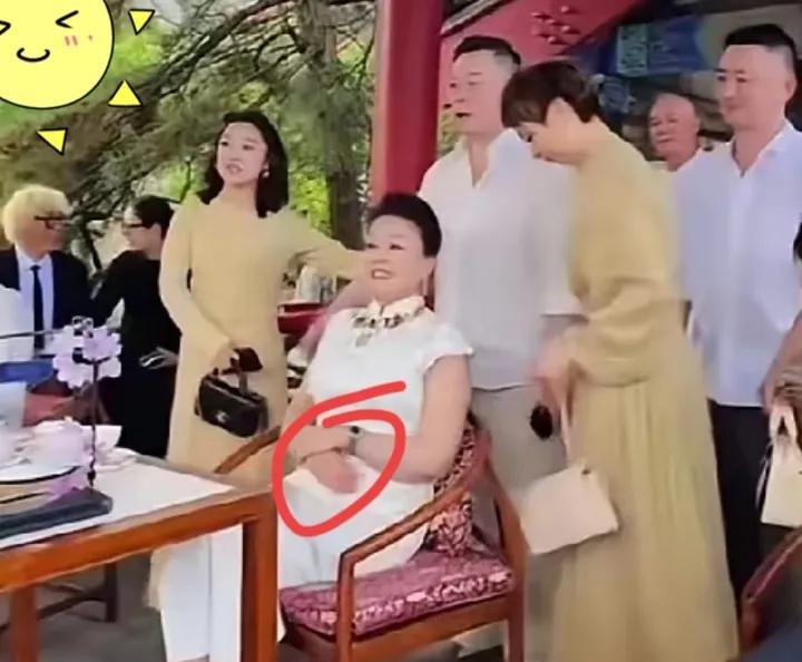 一个亲戚曾在张兰家当保姆，透露张兰私下里很随和。张兰和保姆沟通时，态度都很友好。