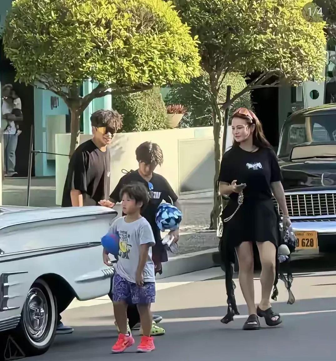 偶遇冉莹颖一家度假，一家人的身高真的是一道风景线，真是娘矮矮一窝，太具像化了！