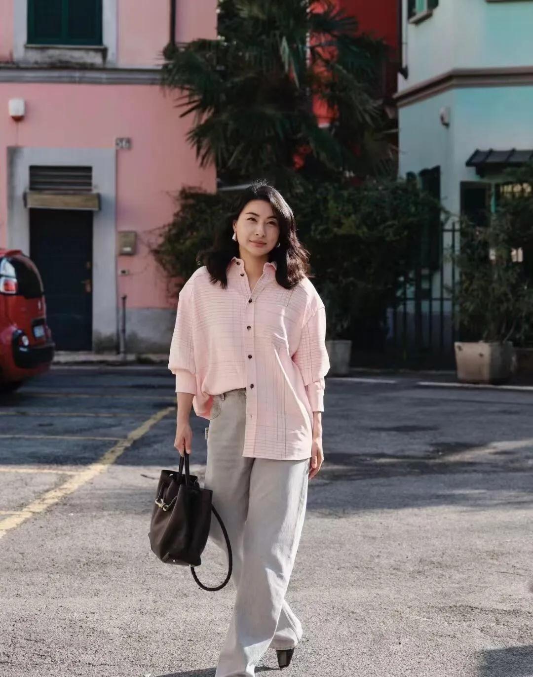 郭晶晶这一身太绝了！粉衬衫+浅牛仔裤，减龄又高级，极简穿搭藏不住的优雅感🥰郭