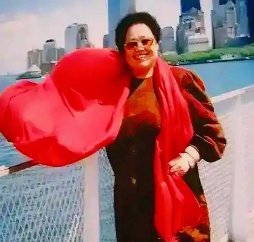 灵堂里那声喊了36年的董事长，听着客气，却是陈丽华和迟重瑞最入骨的深情。世人总