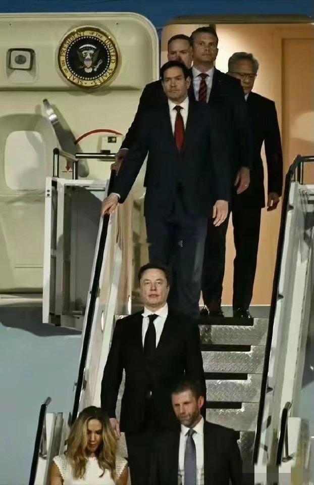 你肯定没有注意到特朗普来访走下舷梯后面紧跟着的是他的儿子和儿媳妇，第四位走下舷梯