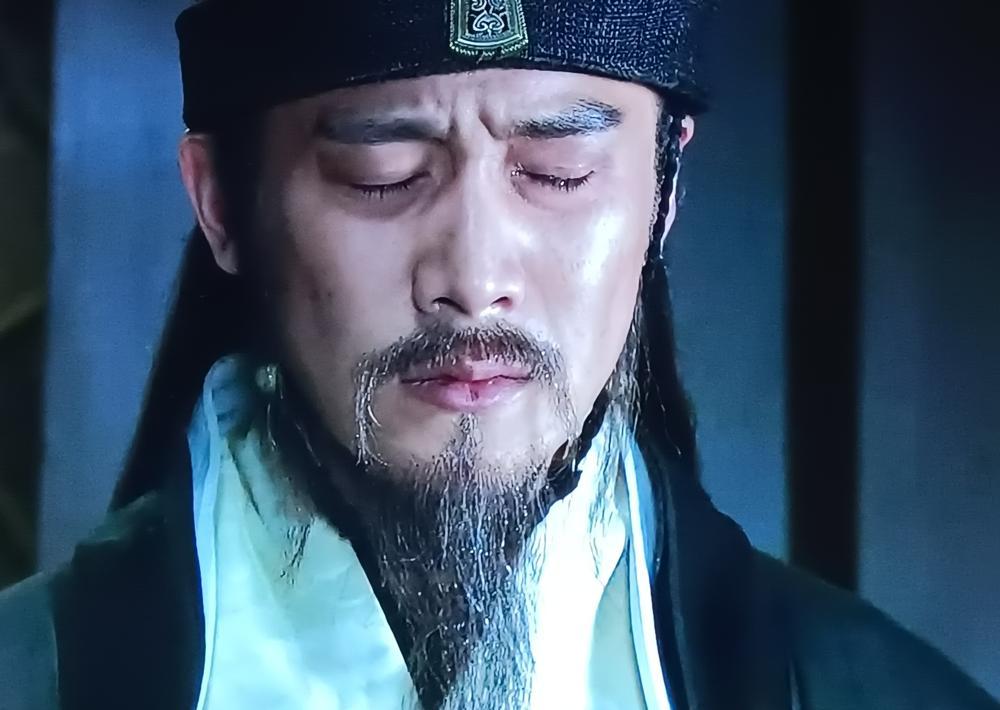 诸葛亮下令砍马谡那天，他自己写了份检讨书，但手里北伐的兵权，一文钱没少。马谡在
