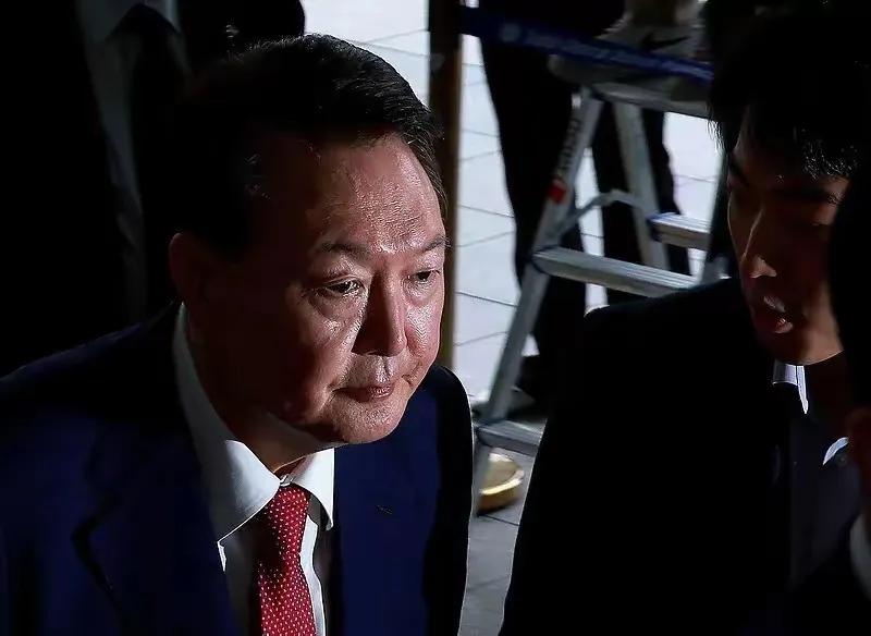 对韩国总统尹锡悦的逮捕可以说是史无前例。前无所有的。竞然采取了这样强制性的方式，