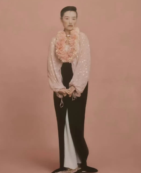 董洁让人认不出。近日，董洁的一组杂志封面曝光，可是封面上的人，如果不说是董洁，