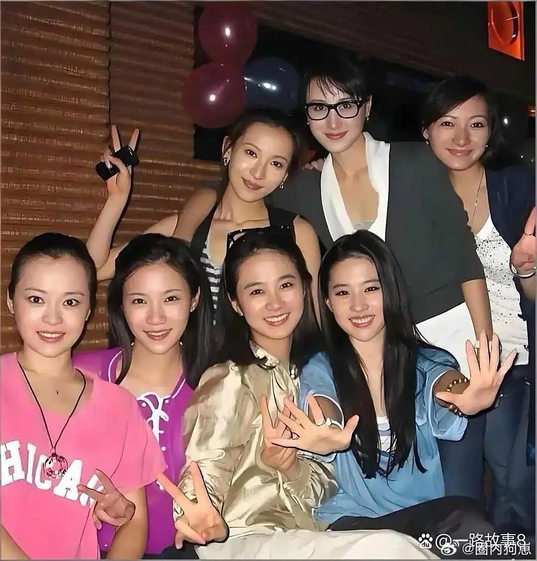 翻到2004年刘亦菲的大学聚会旧照！后排那位女生太亮眼，颜值超吸睛，直接让人第一