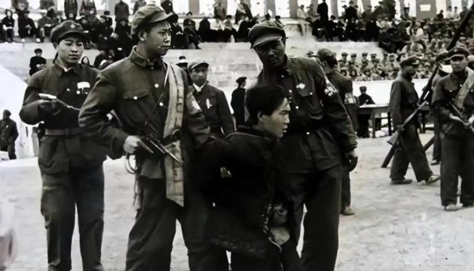 1944年，土匪头子宋殿元瞧见有个少妇长得挺俊，直接强行霸占了整宿，还逼着人家跟