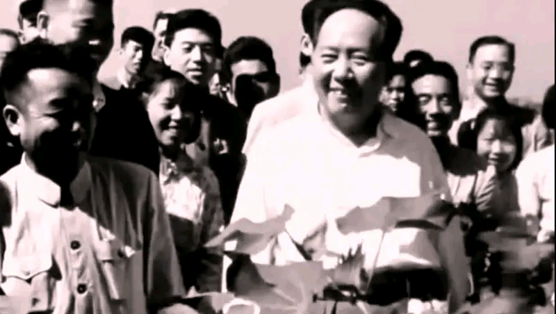 毛主席坚持走社会主义公有制道路，就是让大家都过上好日子。资本主义私有制是让少数人