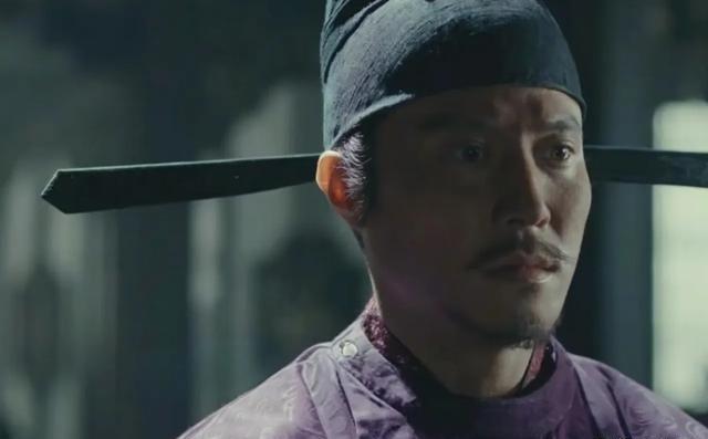 郭荣快不行了，赵匡胤被叫到病床前。盒子里装的不是圣旨，也不是玉玺，是刘知远当年穿