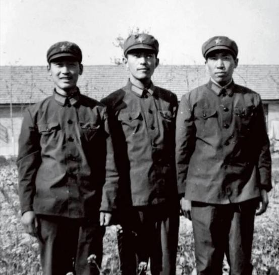 1981年底，提干失败的阎连科办好退伍证后回了老家嵩县。一天，他正在田里播种小麦