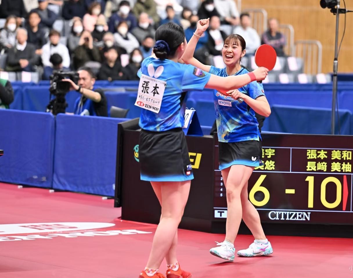 长崎美柚夺冠后挥舞其手臂，直接走向张本美和一起拥抱庆祝夺冠！这是刚刚发生在全