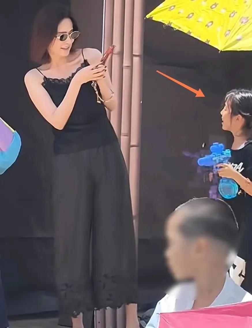 颖儿如今真的是工作带娃两不误，如今在云南皮细，付辛博女儿放暑假，去云南玩，颖儿拍