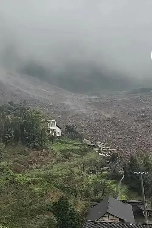 二月八日十一点五十左右，四川省宜宾市筠连沐爱龙塘山体滑坡，，有10户房子被埋，3