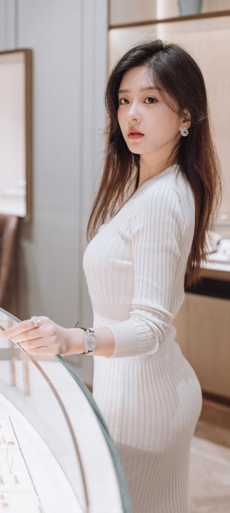 笑话：村里的一个婶子在邻居家串门打牌，消磨时间。打着打着，她突然说，她得回家一趟
