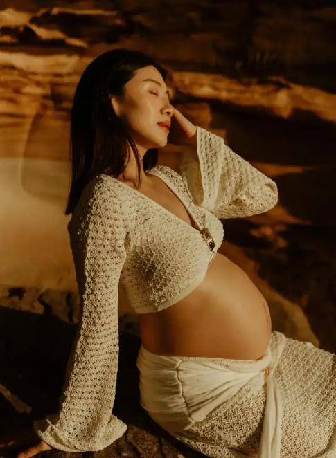 程晓玥拍二胎孕肚写真孕晚期的她状态超好