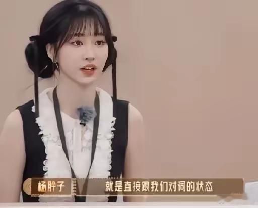杨紫合作过的女演员杨肸（xi）子在无限超越班上夸赞杨紫拍戏时从来都不拿剧本，可以
