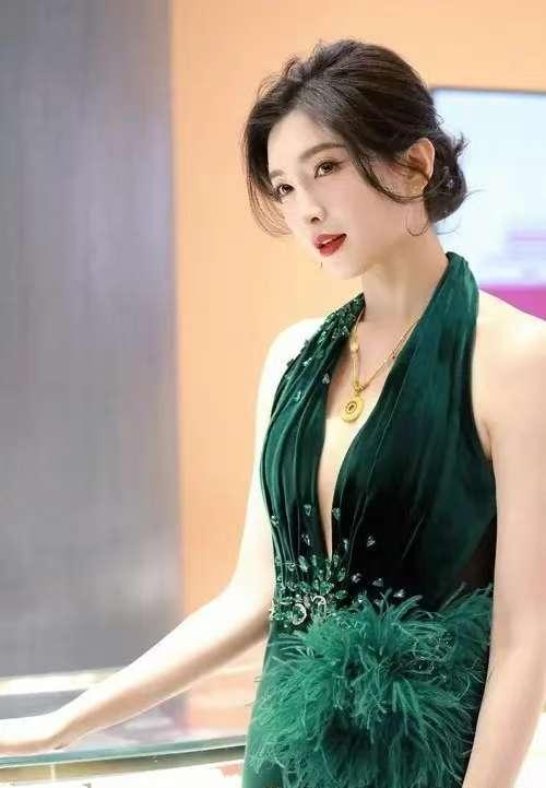 不止胡歌看了蒙圈，我看了都觉得有点辣眼睛！这39岁的江疏影和41岁的张靓颖怎