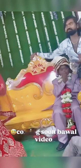 印度🇮🇳农村一个婚礼现场。一名小男孩在为新娘整理衣服的时候，突然忍不住用手