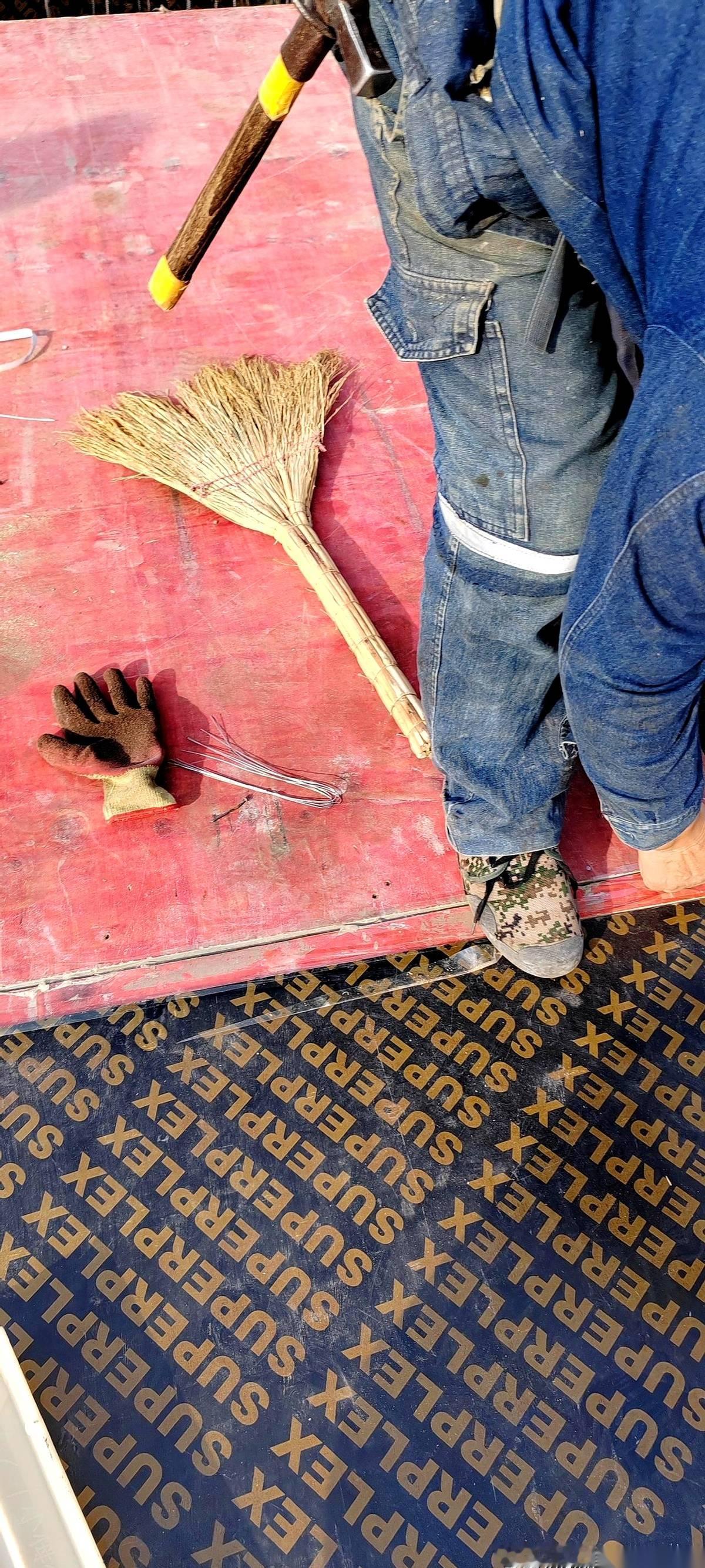 我跟你说，昨天在工地上，他还是一身灰，头发打着结，蹲在墙角呼噜呼噜地扒拉盒饭。