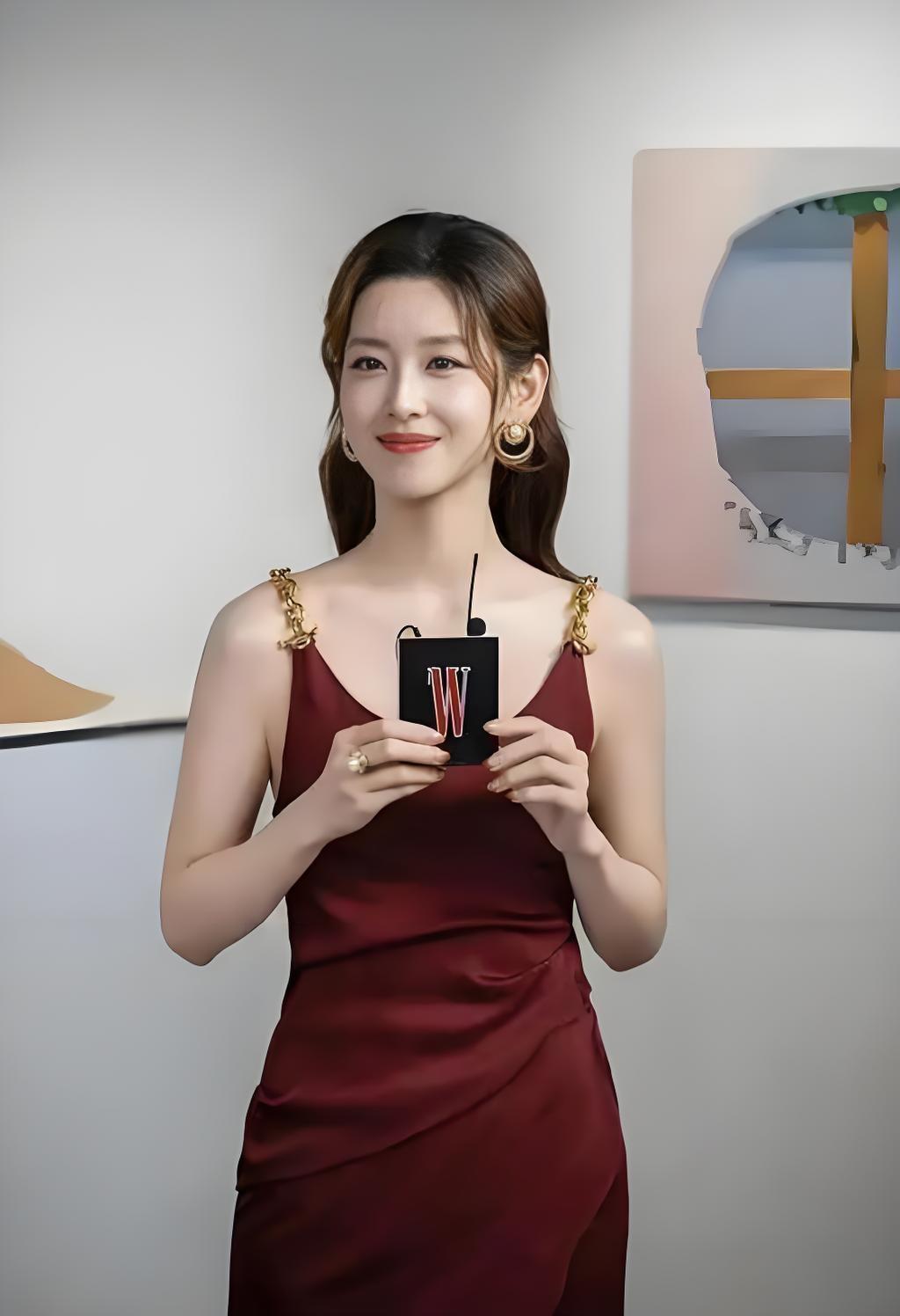 11月20日，章泽天晒出32岁庆生照，素颜出镜的她皮肤细腻，卷发披肩尽显自然美。