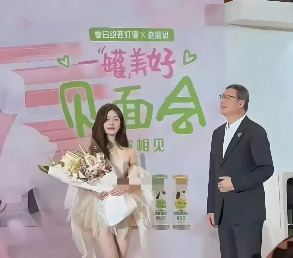 万万没有想到，女神居然这么矮，白瞎我看了十几年电视，现在才知道。[捂脸哭]