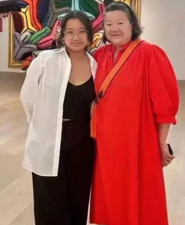 王铎：洪晃领养的女儿