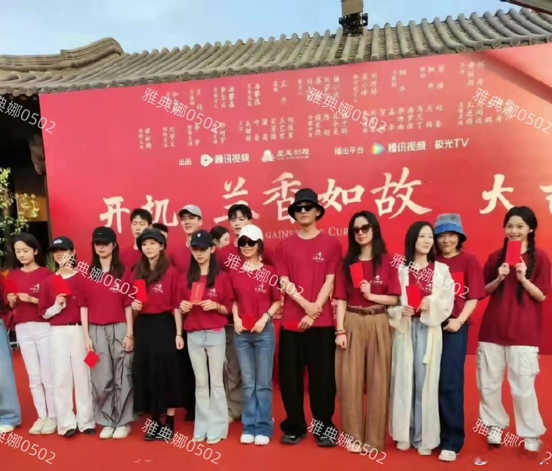 谭松韵新剧《兰香如故》今日在横店开机，感觉她又瘦了小小一只!主创人员一周前就开始