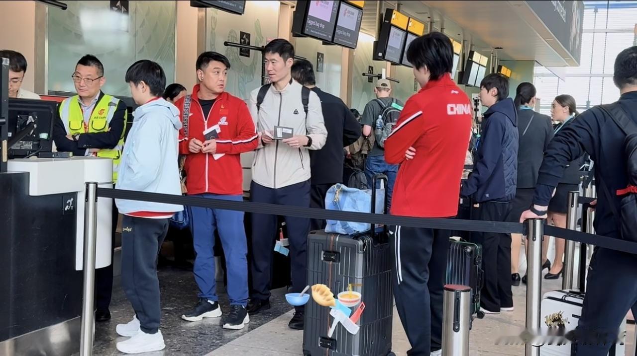 出发🛫今日凌晨，中国乒乓球队从伦敦飞往✈️北京，预计今天下午3:00抵达北京！