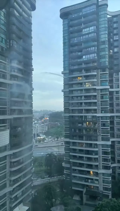 【#跪抱水枪隔空灭火小伙最新发声##当地将为隔空灭火小伙申报见义勇为#：材料已上