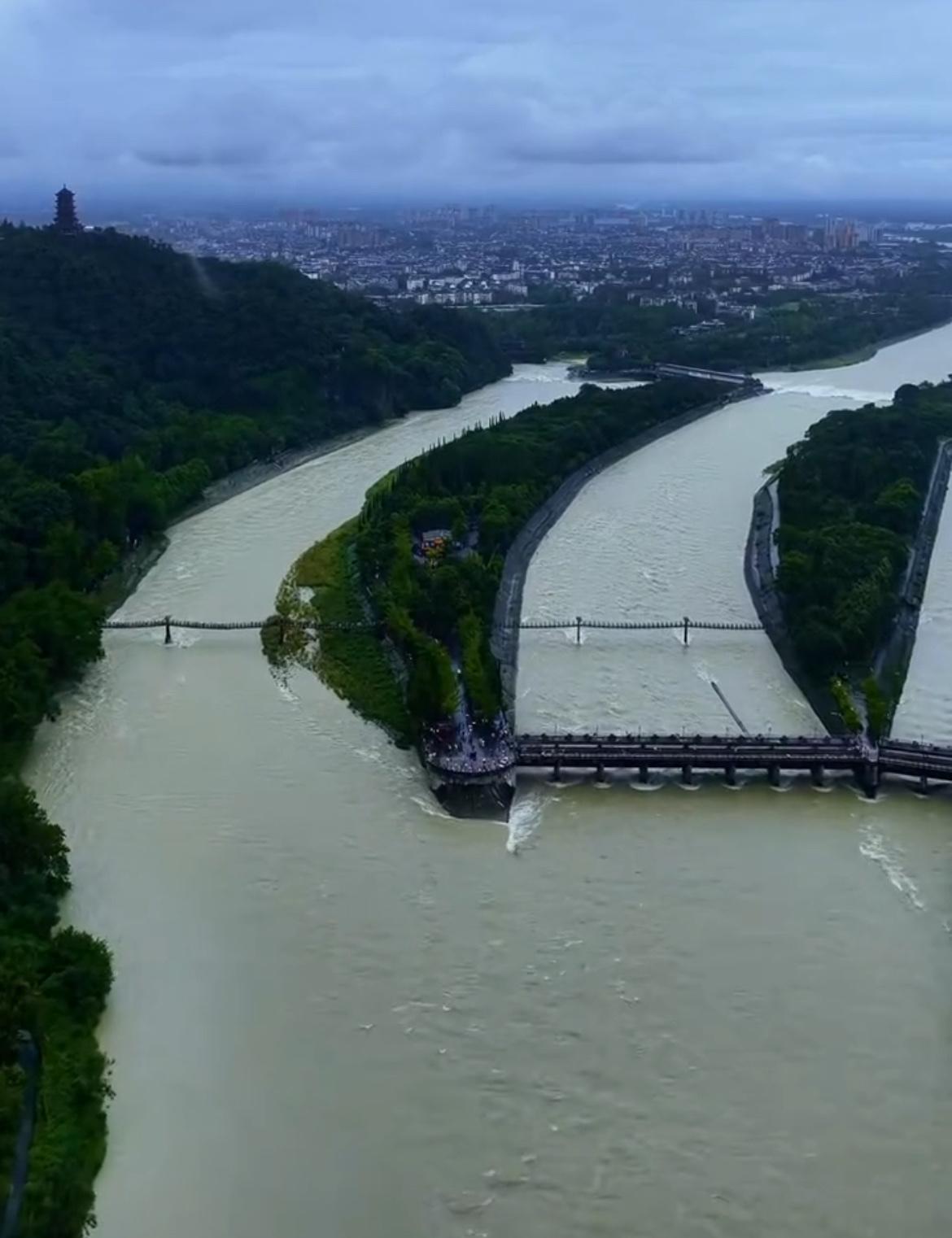 如果说大部分我们先人的智慧都埋在地底下，需要考古挖出来才能证明，都江堰真的是先人