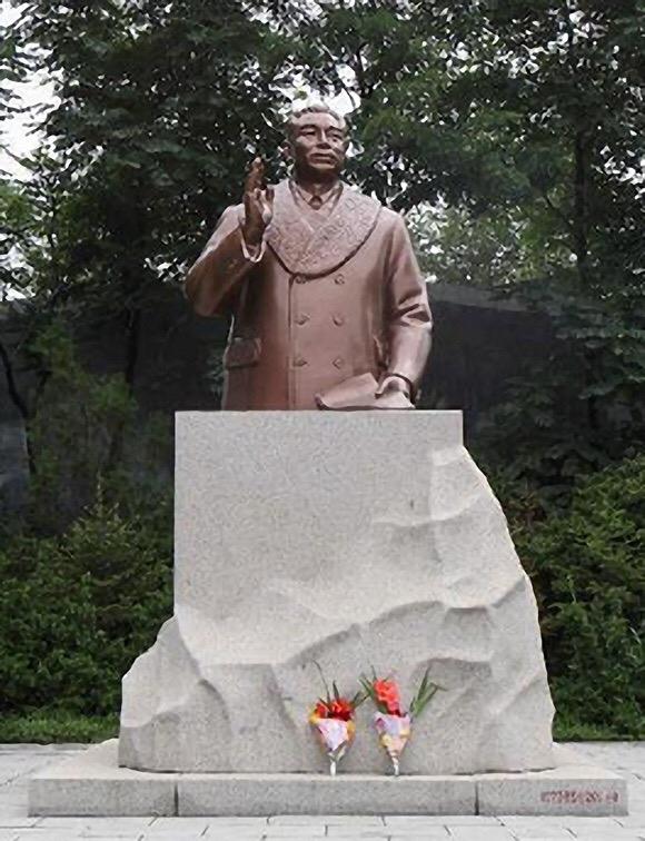 谁都不服的朝鲜，却甘愿把这三名中国人纳进教科书第一位：伟人毛主席。自1949