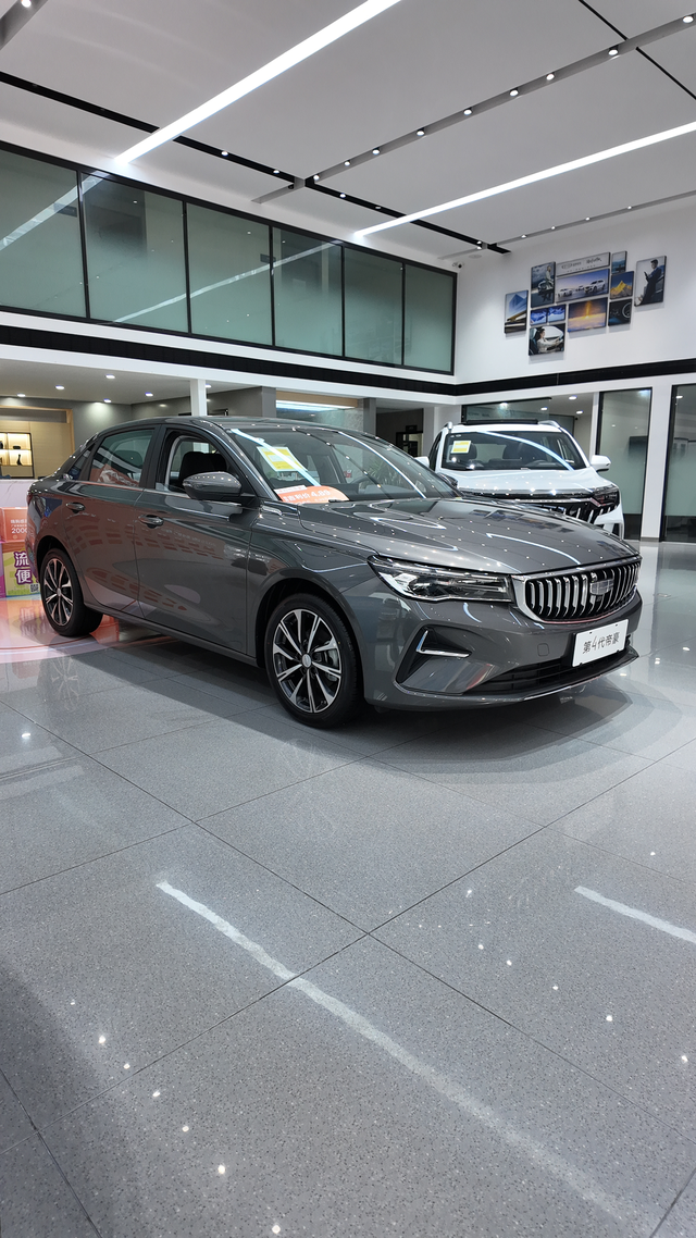 四代帝豪郊区与高速路段到了路况较好的郊区道路，车辆可以保持较高的行驶速度。帝豪