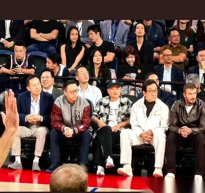 有时候真觉得，有的人在哪，哪就是主场。马云往那一坐，旁边蔡崇信、吴泳铭，阿里新