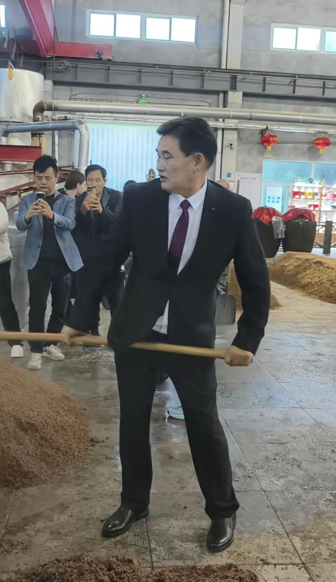 大衣哥朱之文这身新造型，差点让我把手机都拿反了，这哪是农民歌手，分明是哪位领导下