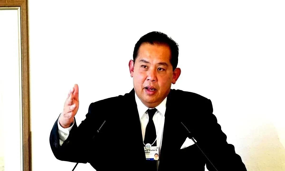 菲律宾众议院议长罗穆亚尔德是马科斯的亲信人物，他和警察总长托雷一样都是马科斯的忠