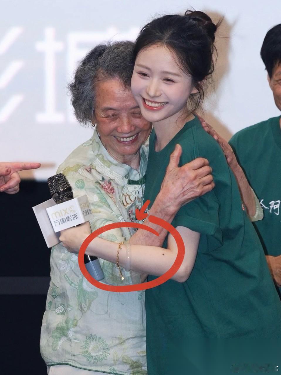 今年黑马！《给阿嬷的情书》票房破16亿了，淑柔的手镯被几千万网友围观，是百万翡翠