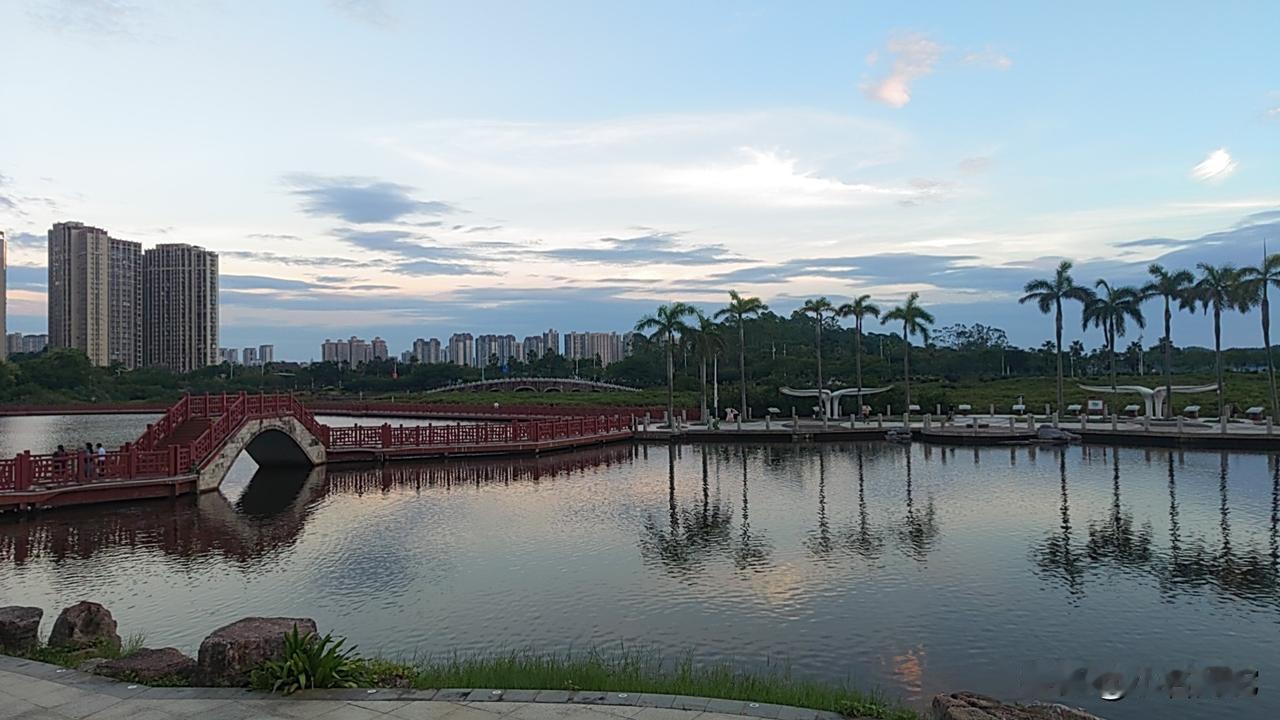 售楼小姐还是有忽悠的嫌疑，公积金贷款需要注意入职时间节点。朋友帮小孩购房，多次