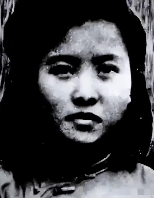 1949年，女教师朱世君被军统特务抓捕，在押送往渣滓洞的途中，押送人员李朝成认出