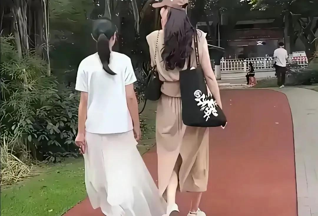 小玥儿的变化令人吃惊，小玥儿又跟着马筱梅一起出来了，这次她穿的是露肩蓬蓬裙，脚踩