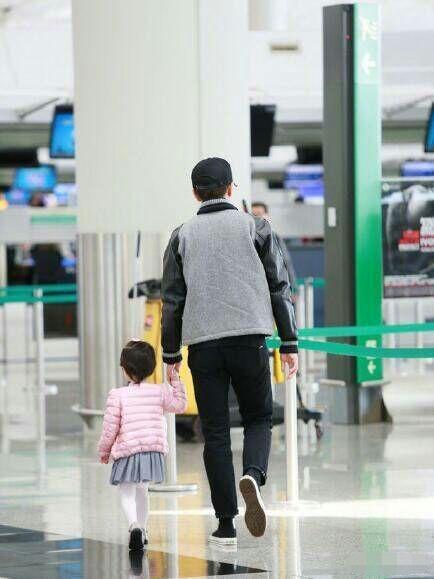 热点话题:刘恺威带小糯米机场送别杨幂, 场面感