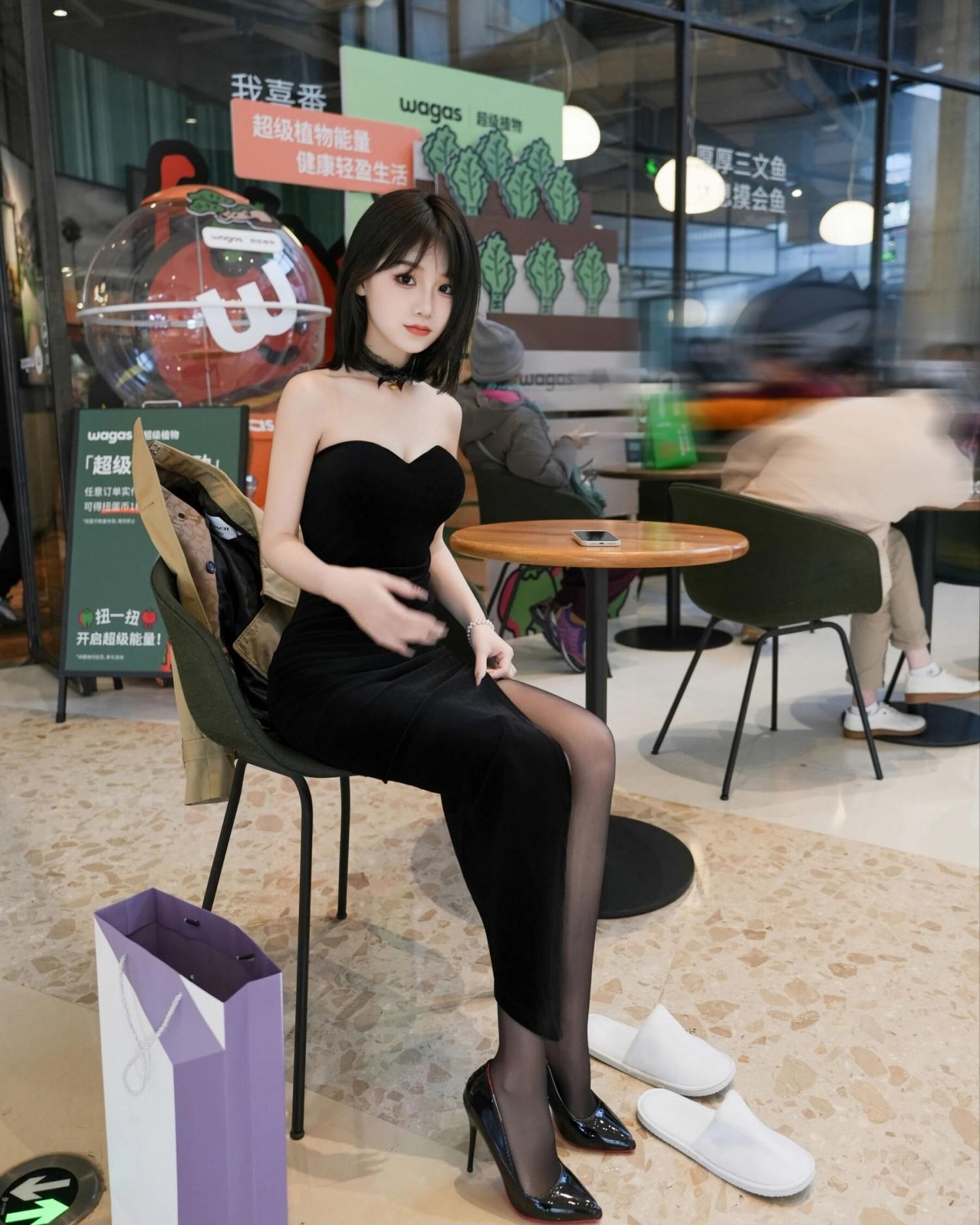 商场偶遇美女，这是刚买的裙子吗？