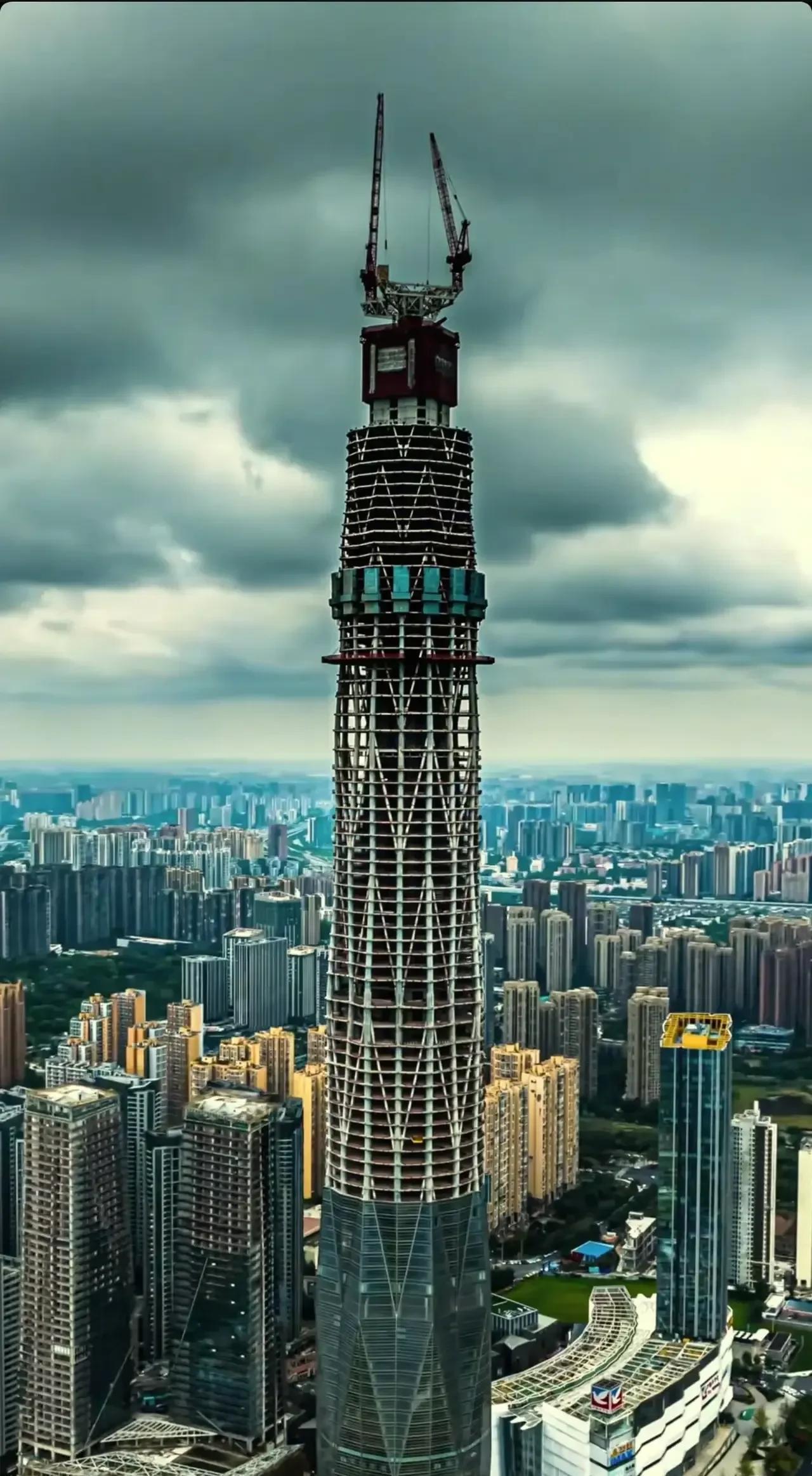 在我国西部，有一座超大都市成都市，目前不分先后的开建了两栋超高层建筑，分别是高达