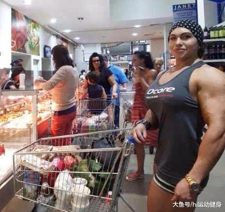 肌肉女身材比健美男运动员还壮实, 不看脸都以为这是肌肉猛男
