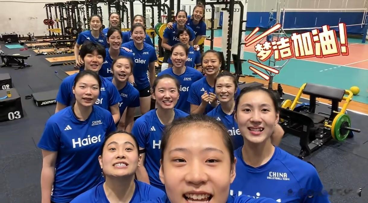 中国女排在漳州鼓励吴梦洁加油，周页彤现身。王梦洁发布推文，是中国女排集体成员鼓励