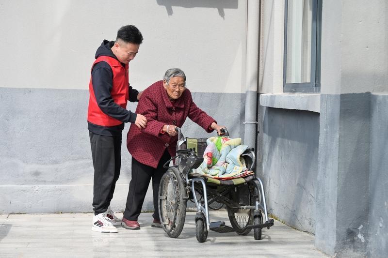 养老院可能也是农村老人最后的归宿。邻居老太太生了3个儿子，两个闺女，前几年老头死